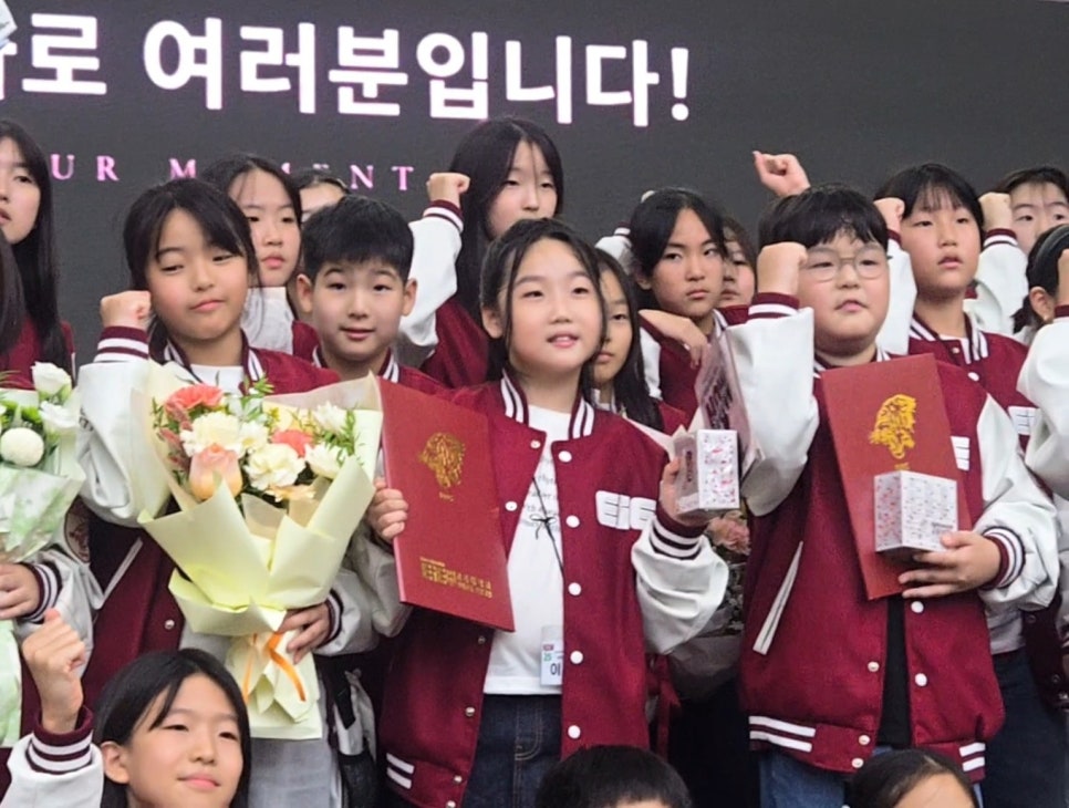 시상식 후 상장과 트로피를 들고 함께한 학생들